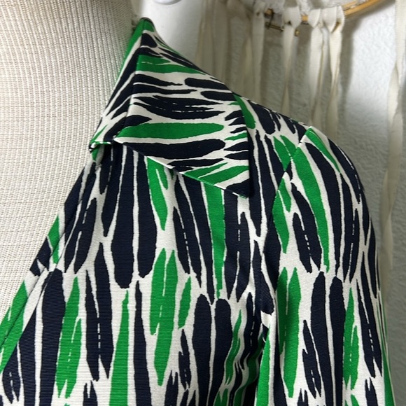 Diane Von Furstenberg | DVF Green and Navy Print Vintage Silk Wrap Dress Size 8 - Picture 4 of 13